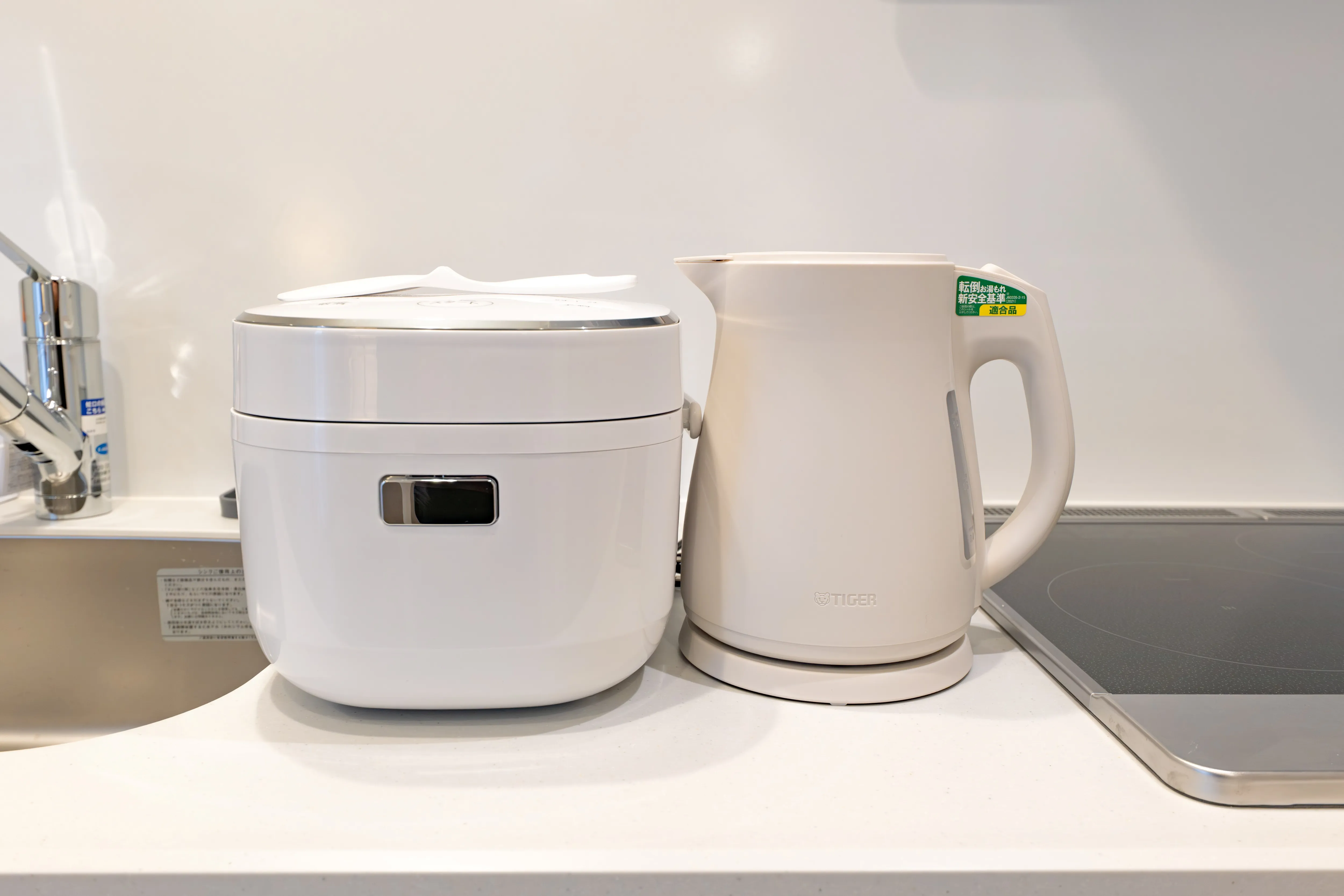 Kitchen appliances of Room 201 at Mondo Mio Sapporo Odori Minami 2-jo.