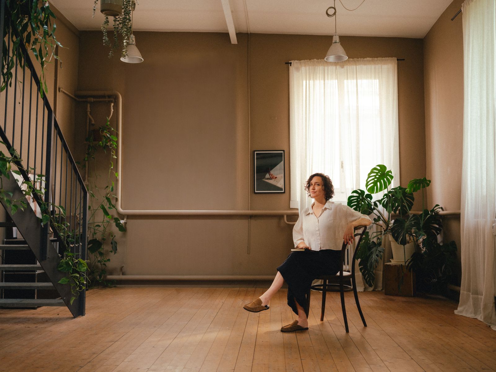 Laura Boss sitzt mit Notizbuch in einer ruhigen, professionellen Coaching-Atmosphäre.