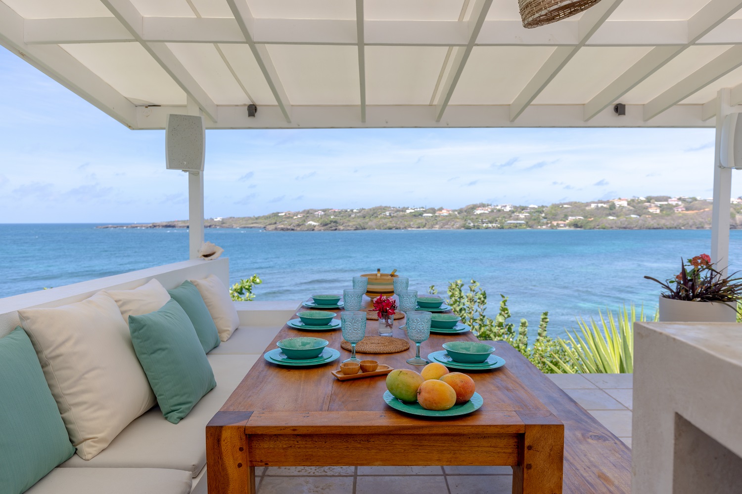 Villa Stella outdoor dining beside the pool