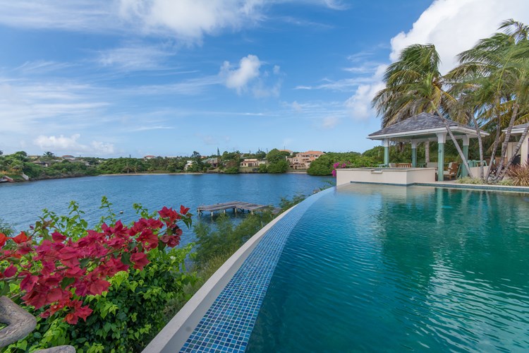Little Blue infinity pool and bayfront setting