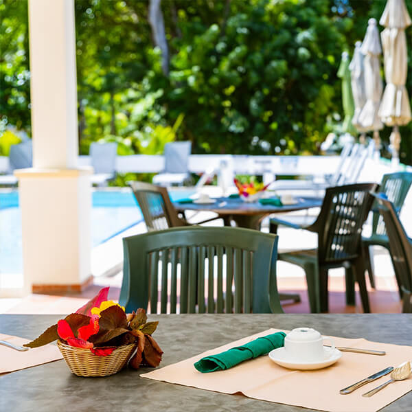 Siesta Hotel poolside restaurant seating