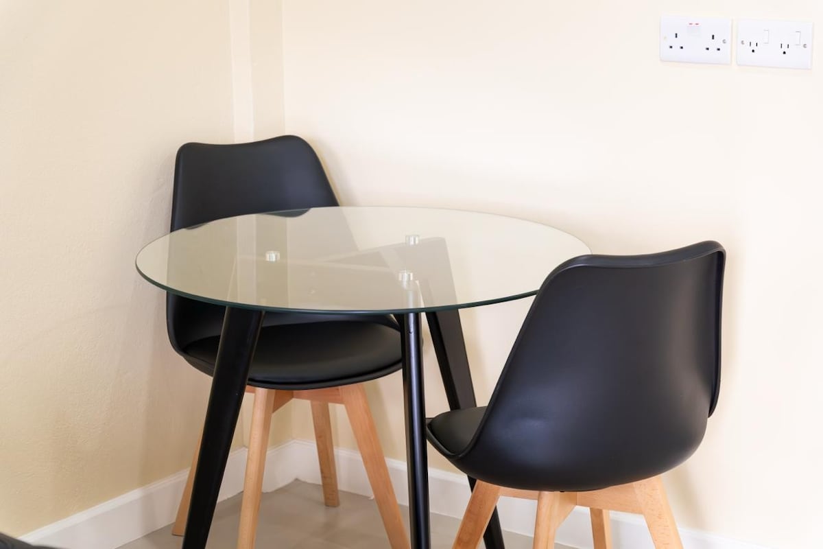 Sapodilla Court Studio dining area