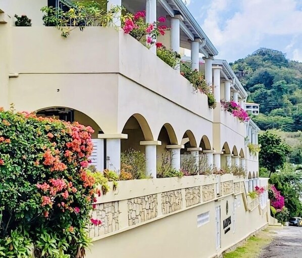 Mariposa Condominiums – exterior and landscaped balconies