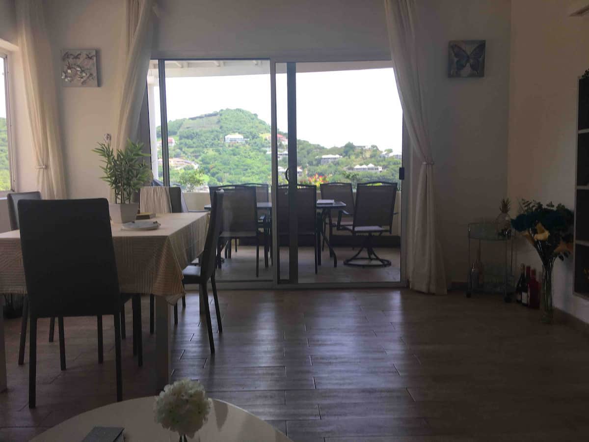 Mariposa Lime Place II – living and dining area