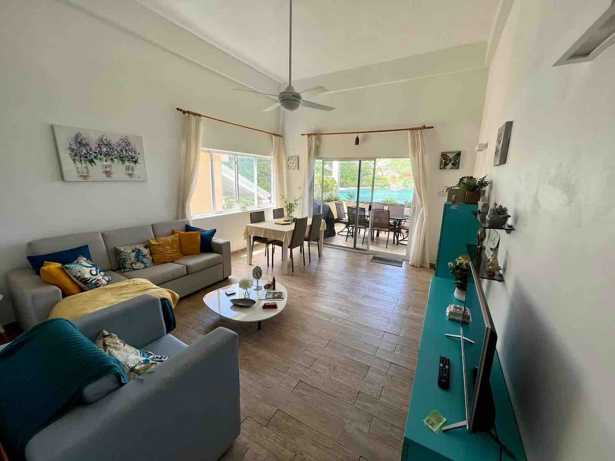 Mariposa Lime Place II – open-plan living room