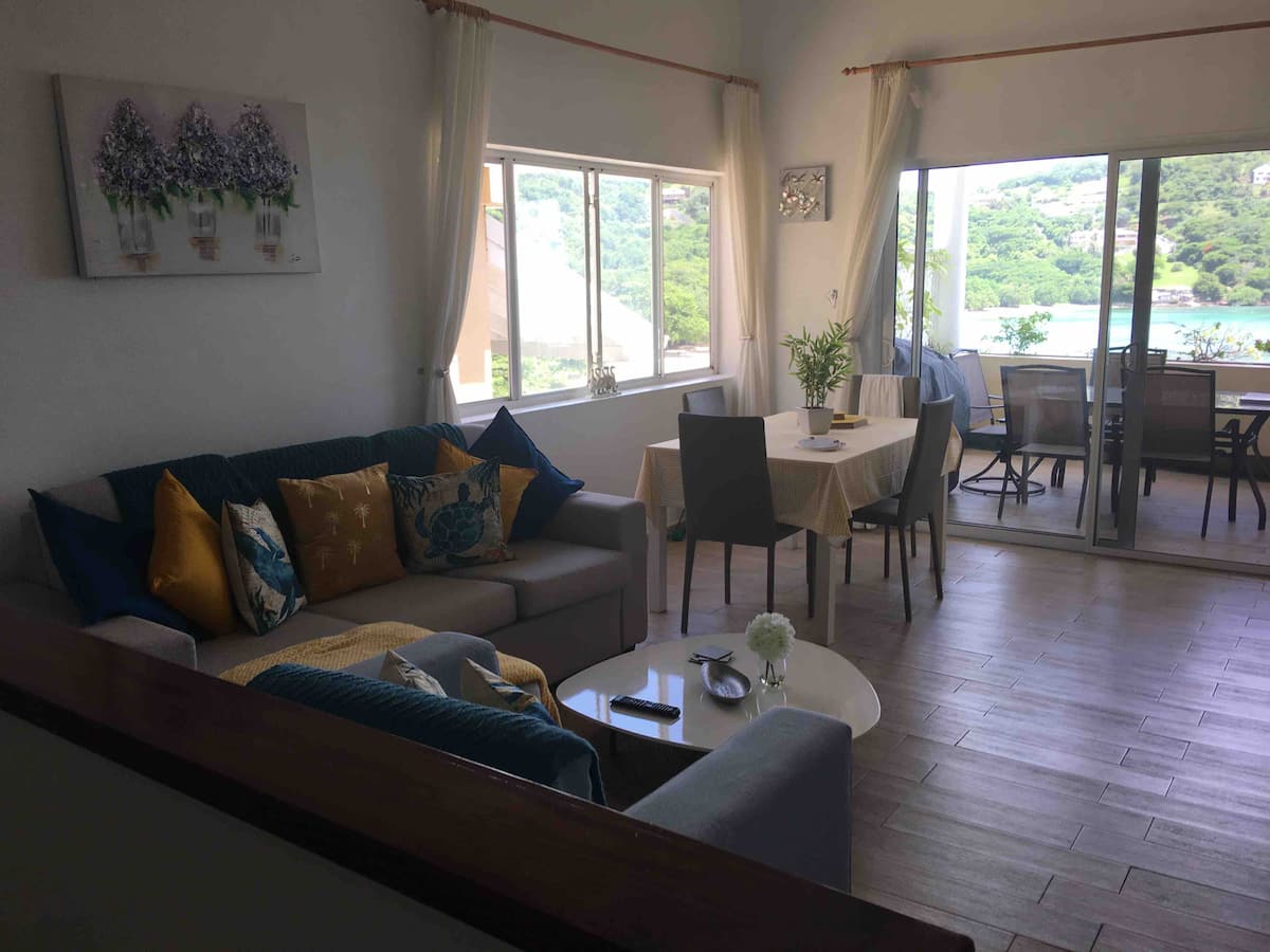 Mariposa Lime Place II – living area with bay view