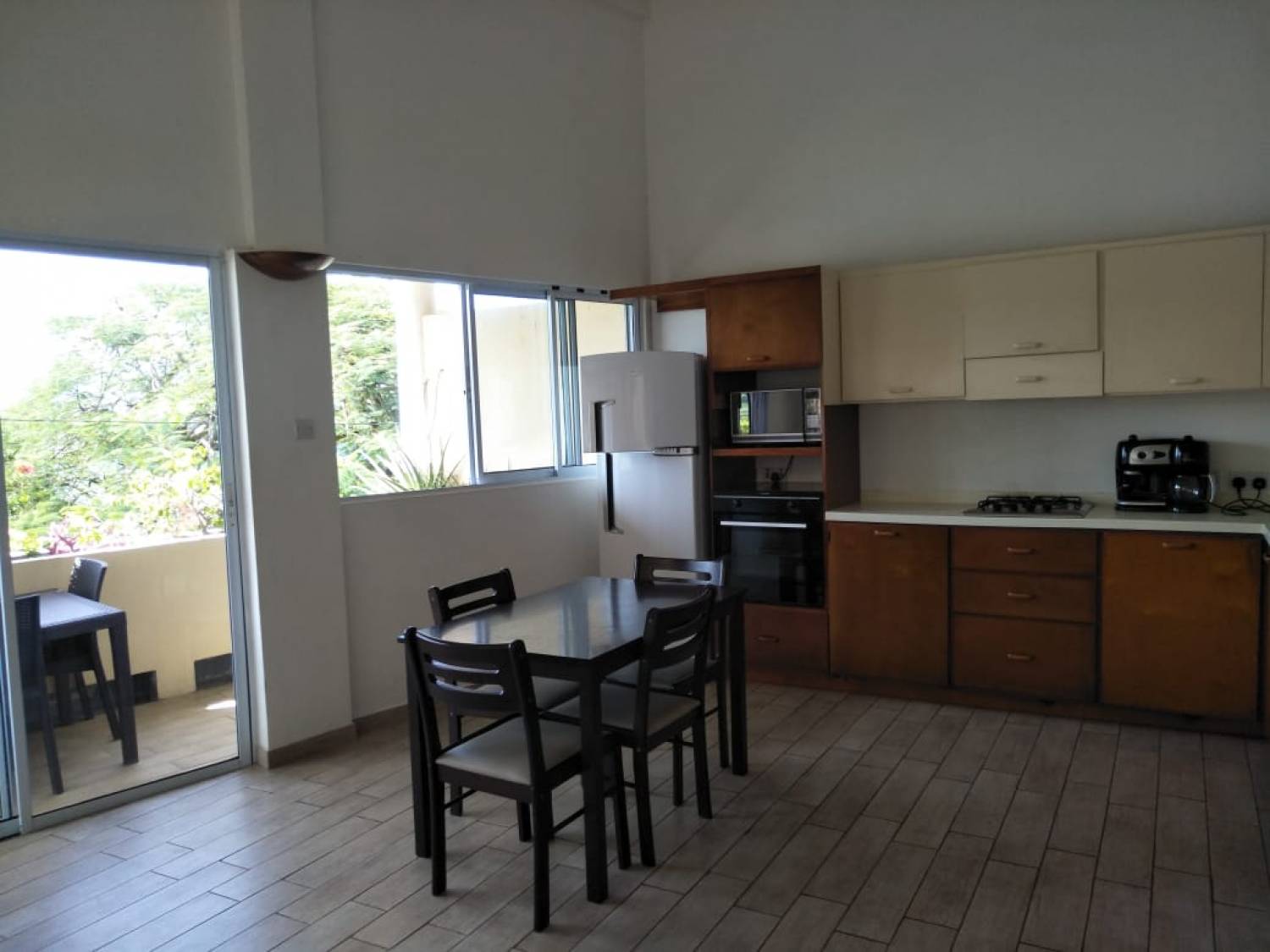 Mariposa three-bedroom residence – kitchen and dining area