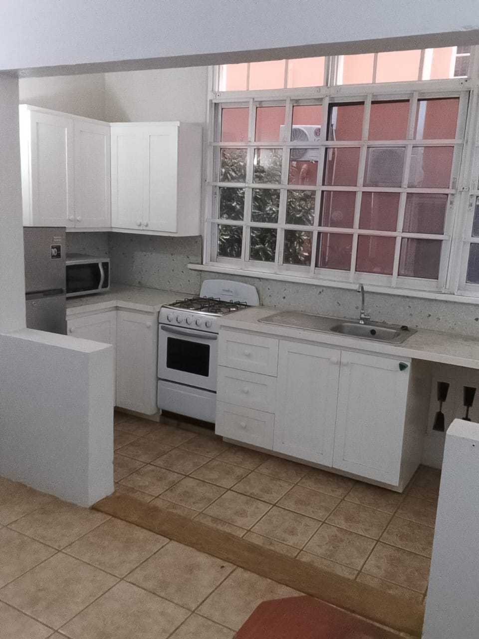 Mateo's I fitted kitchen with gas stove and microwave