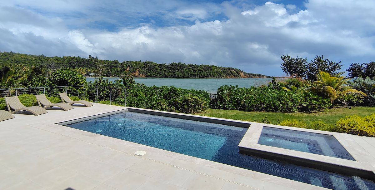 Maison La Sagesse - Pool and private beach gate