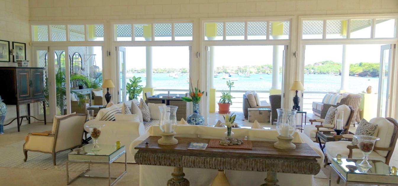 Rolling Surf Villa - Ocean-view living room