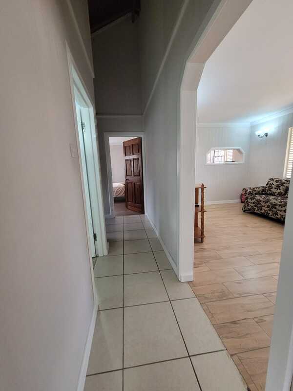 La Cottage II hallway and interior layout