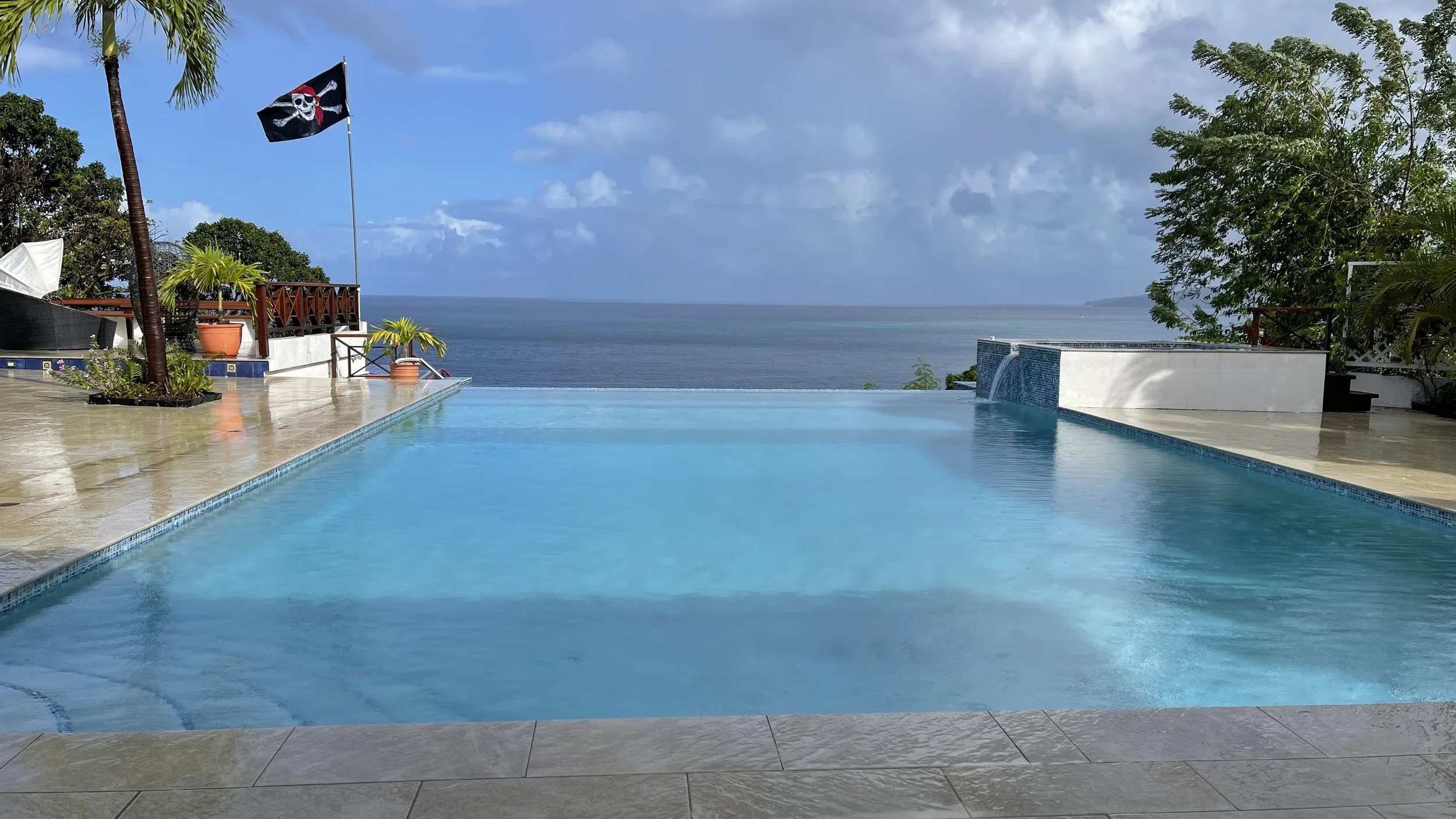 The Tamarind House - Infinity pool and sea