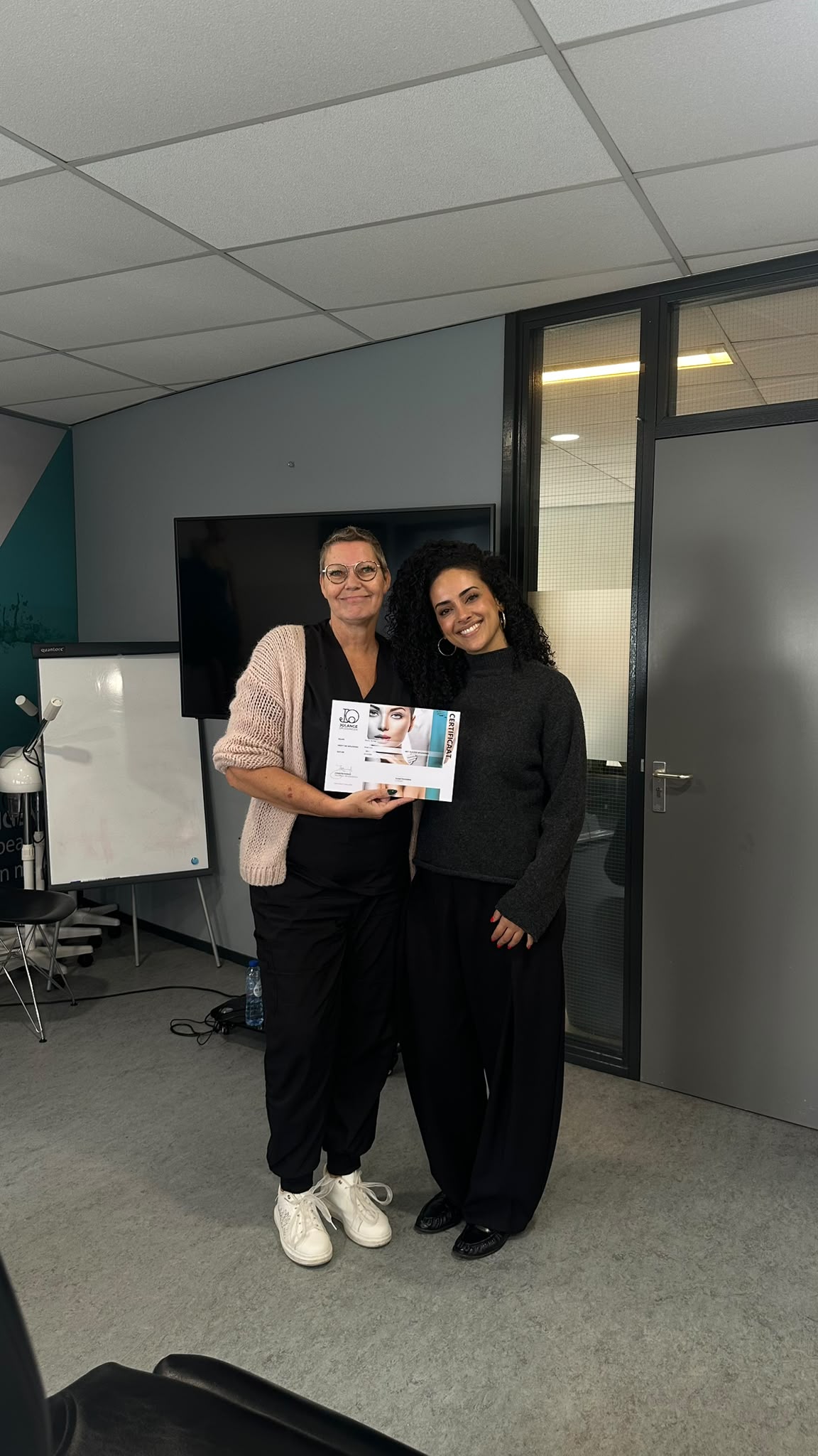 Bianca met haar certificaat voor permanente laserontharing