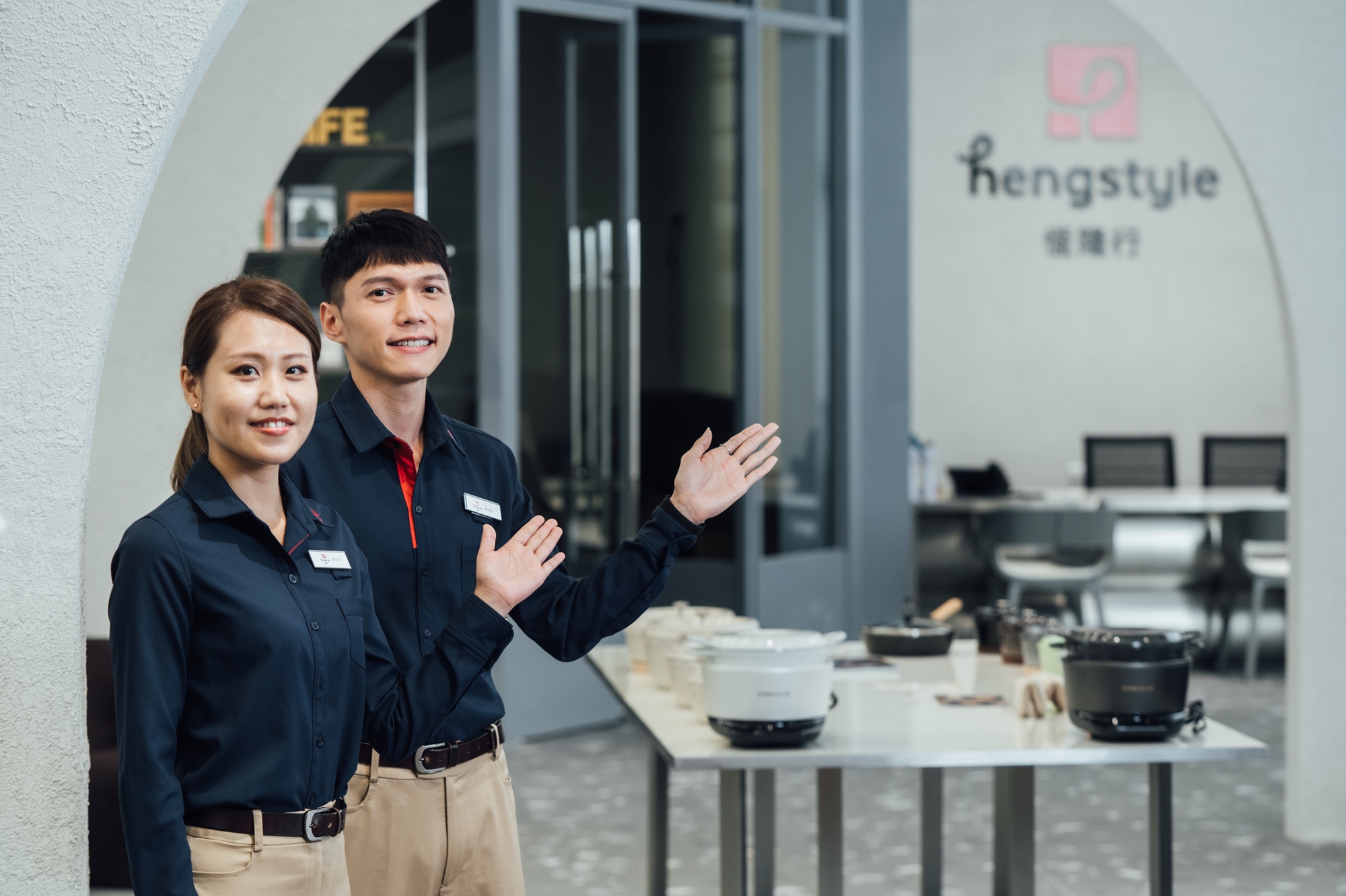 恆隆行的兩位正職員工的舉手接待顧客