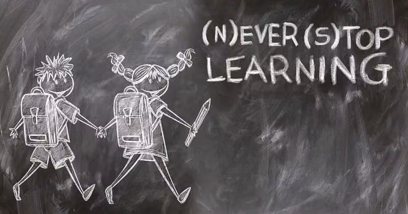 粉筆黑板寫著 (N)EVER (S)TOP LEARNING,旁邊畫兩個背書包的學生