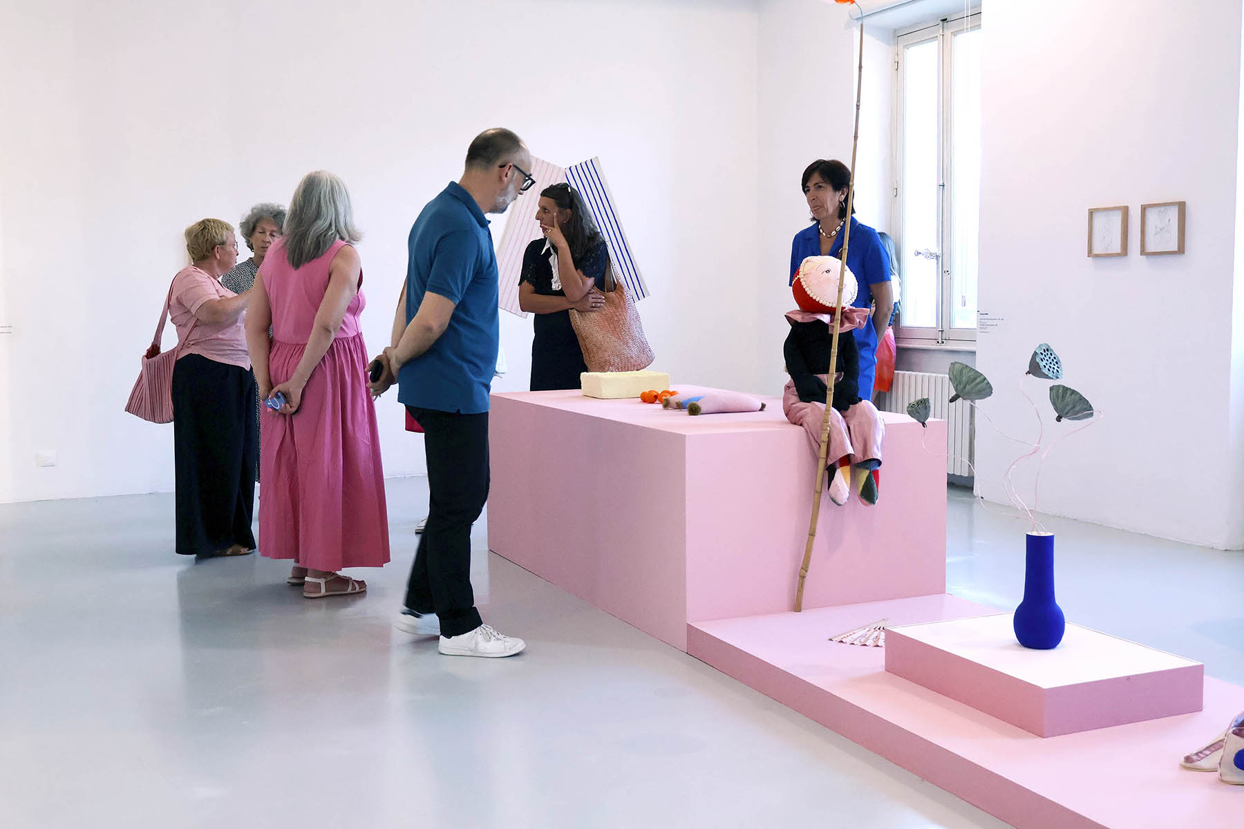 Groupe en visite dans l'exposition de Virginie Barré