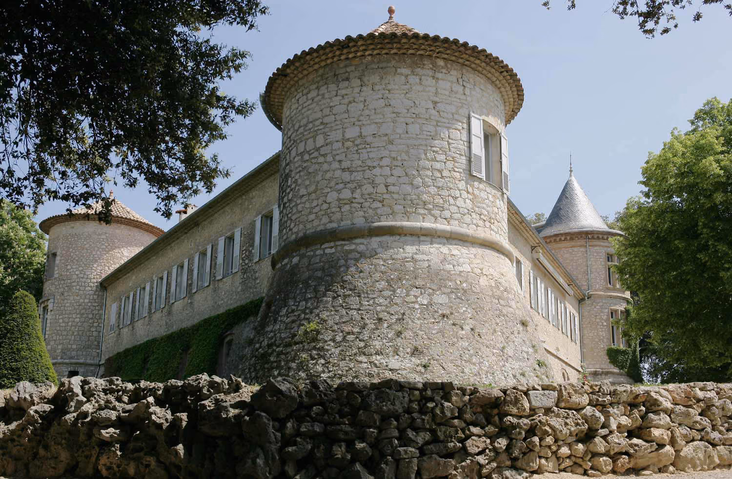 château de Mouans-Sartoux de forme triangulaire