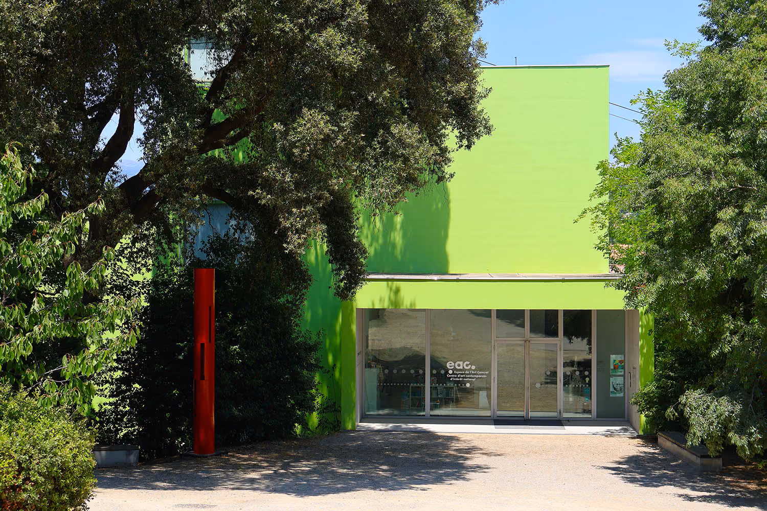 façade de l'entrée de la donation Albers-Honegger entourée de végétation