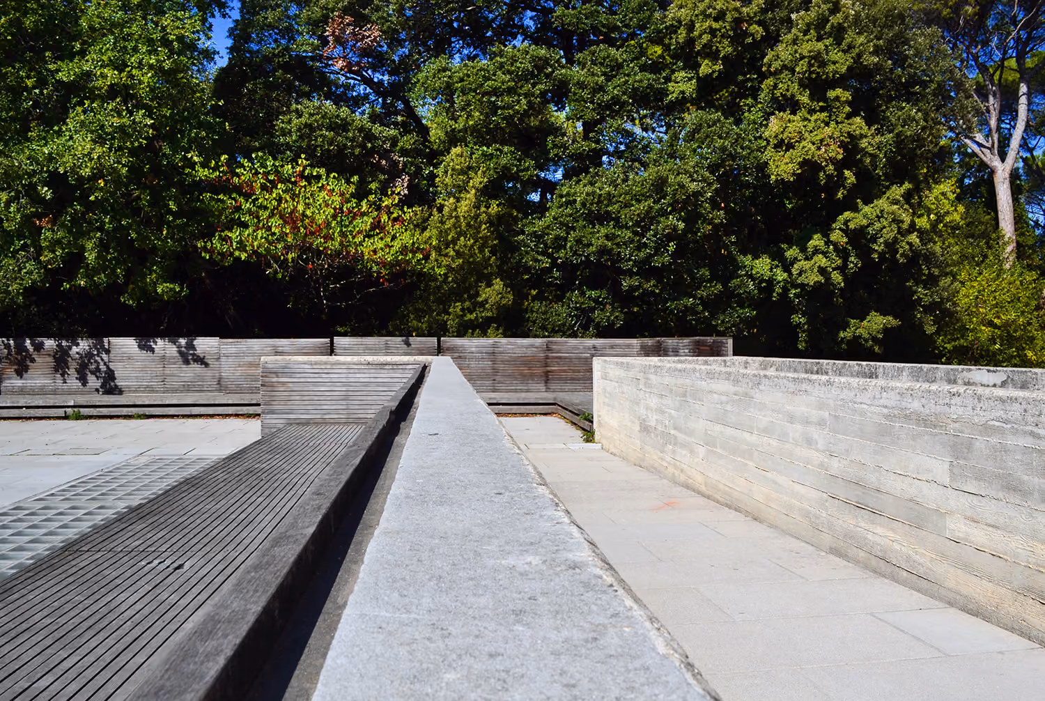 Toit /esplanade du bâtiment des atelier pédagogiques à l'orée de la forêt