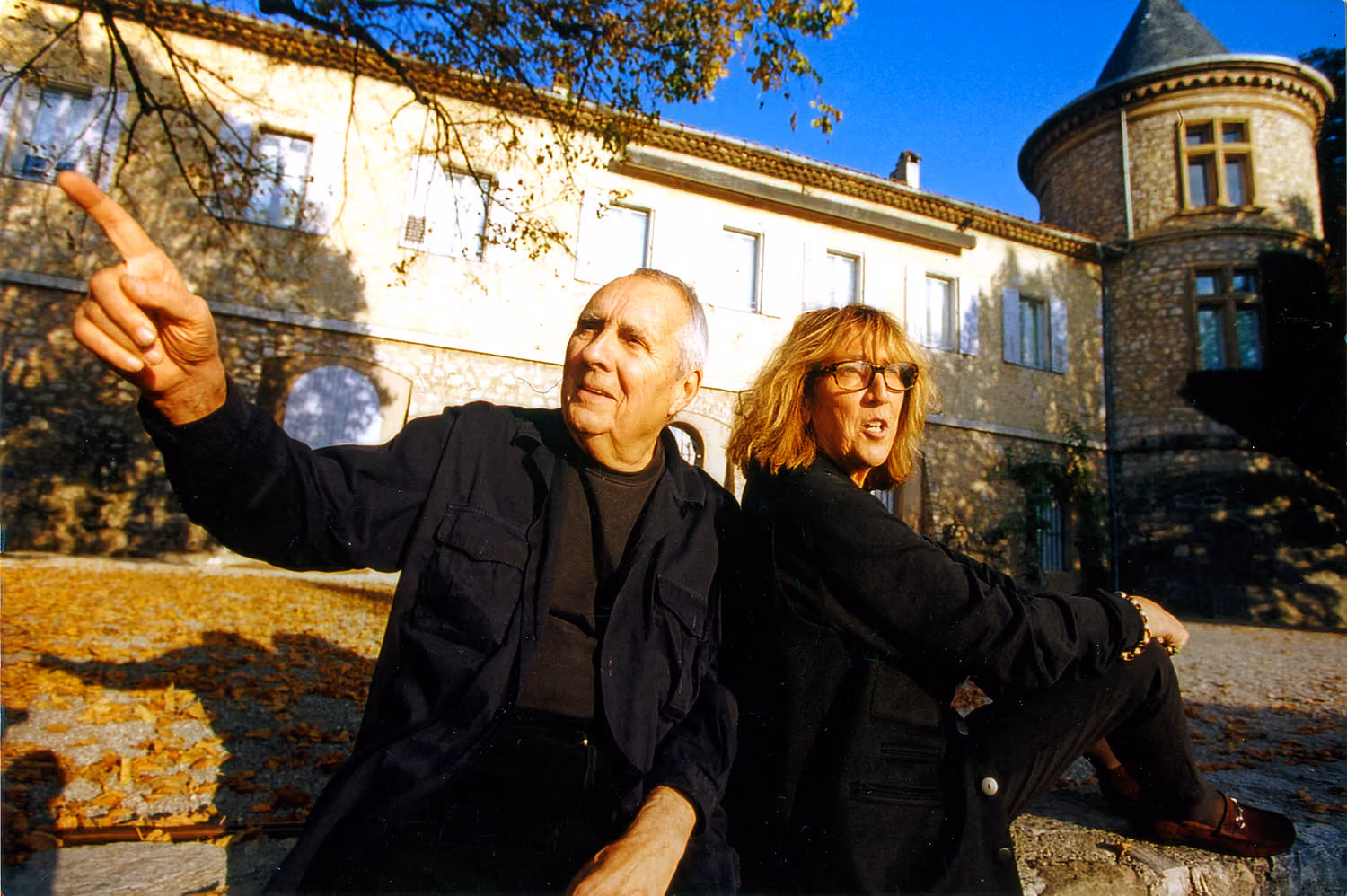 Gottfried Honegger et Sybil Albers devant le châreay de Mouans en 2001.