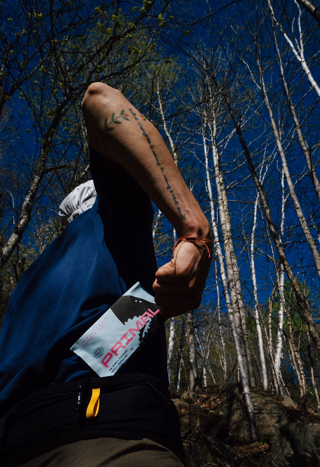 Photo credit Felix Burke. Someone taking out granola bar from running belt