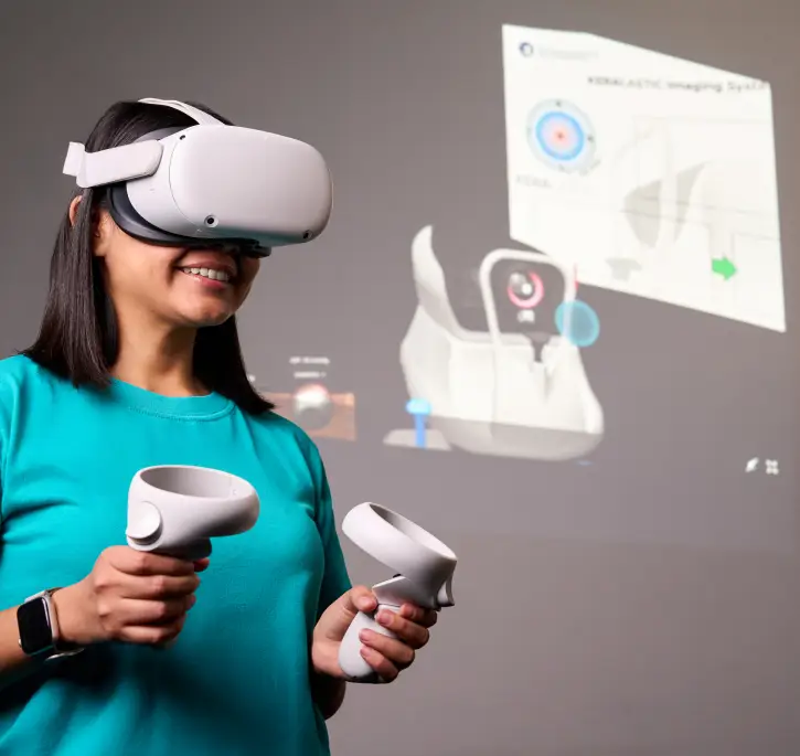Joven interactuando con realidad virtual y mandos