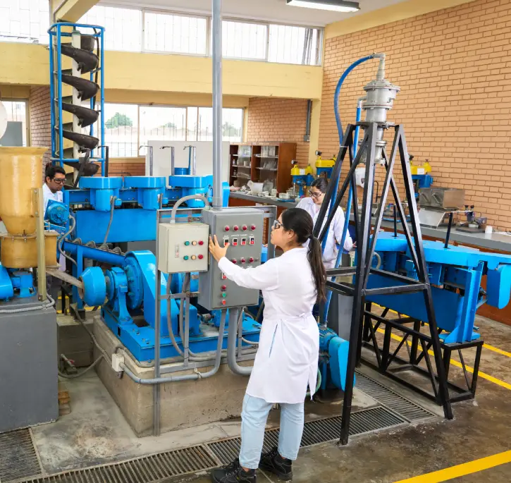 Estudiante operando panel de control en planta de bombeo