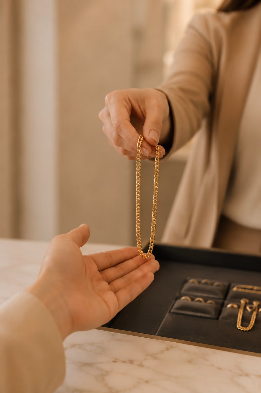 Cliente llevando una cadena de oro para evaluar