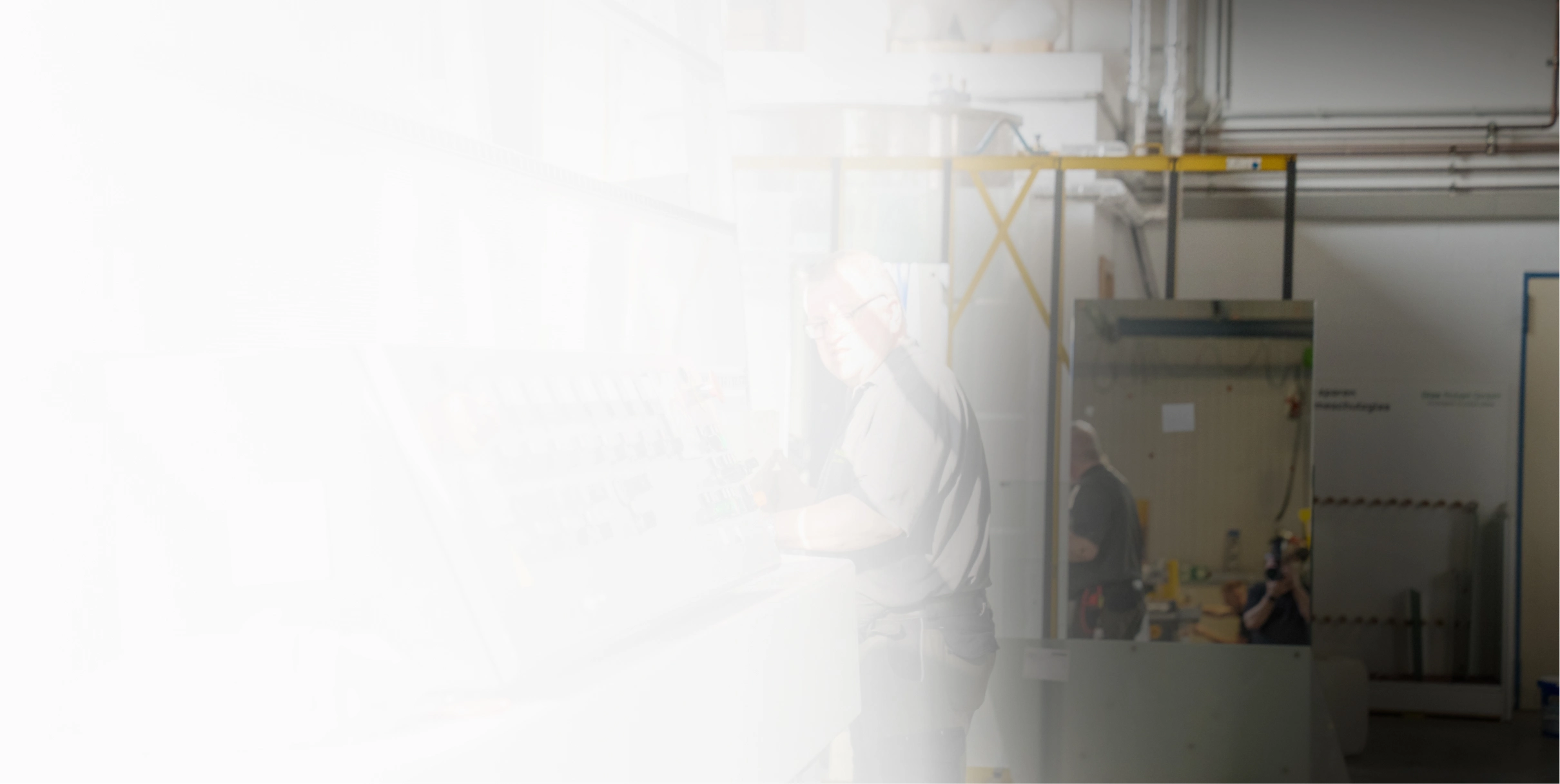 Philipp Robert mit Glasscheibe in der Werkstatt von Glas Robert
