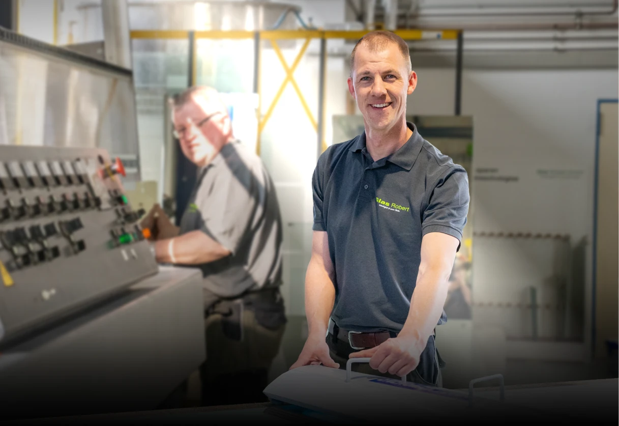 Philipp Robert mit Glasscheibe in der Werkstatt von Glas Robert