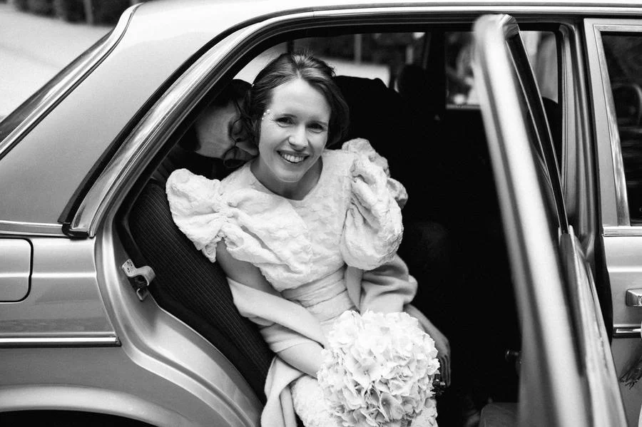 Brautpaar am Auto bei Hochzeit in Wiesbaden