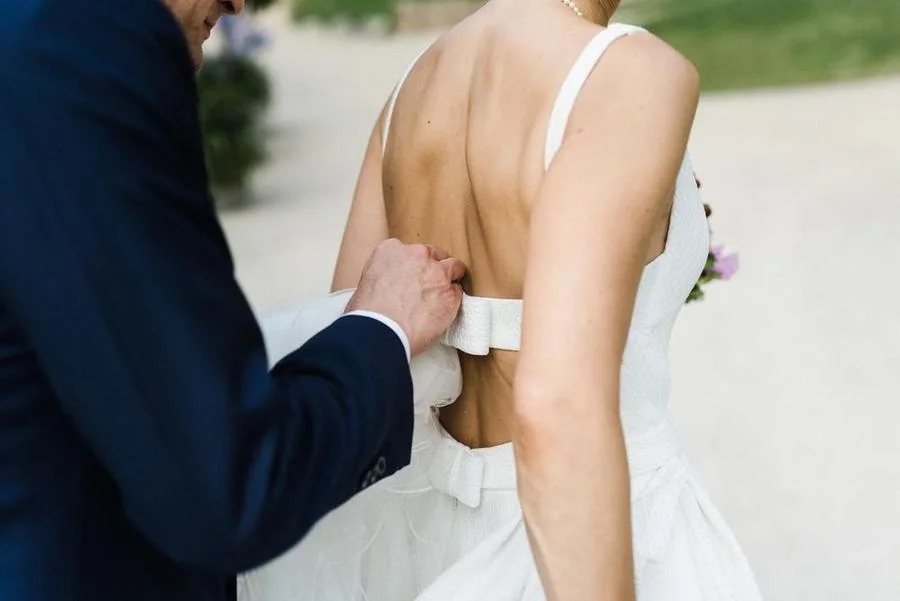 Braut im rückenfreien Brautkleid im Fürstenlager Bensheim