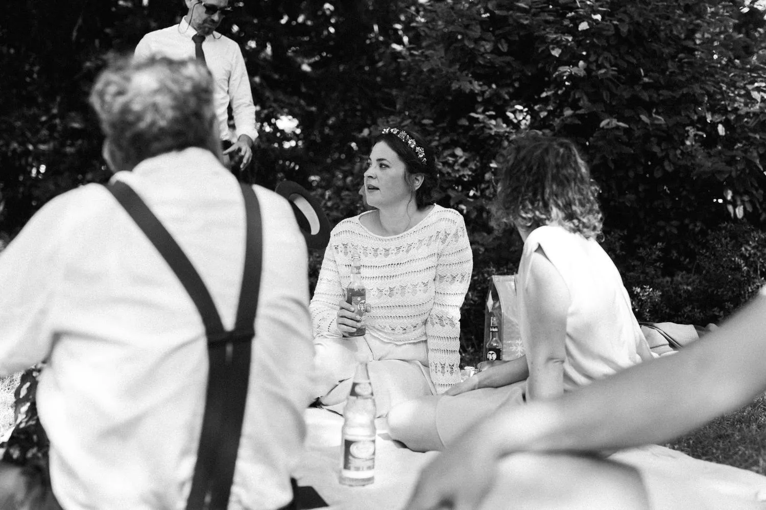Braut auf der Wiese bei Gartenhochzeit in Frankfurt