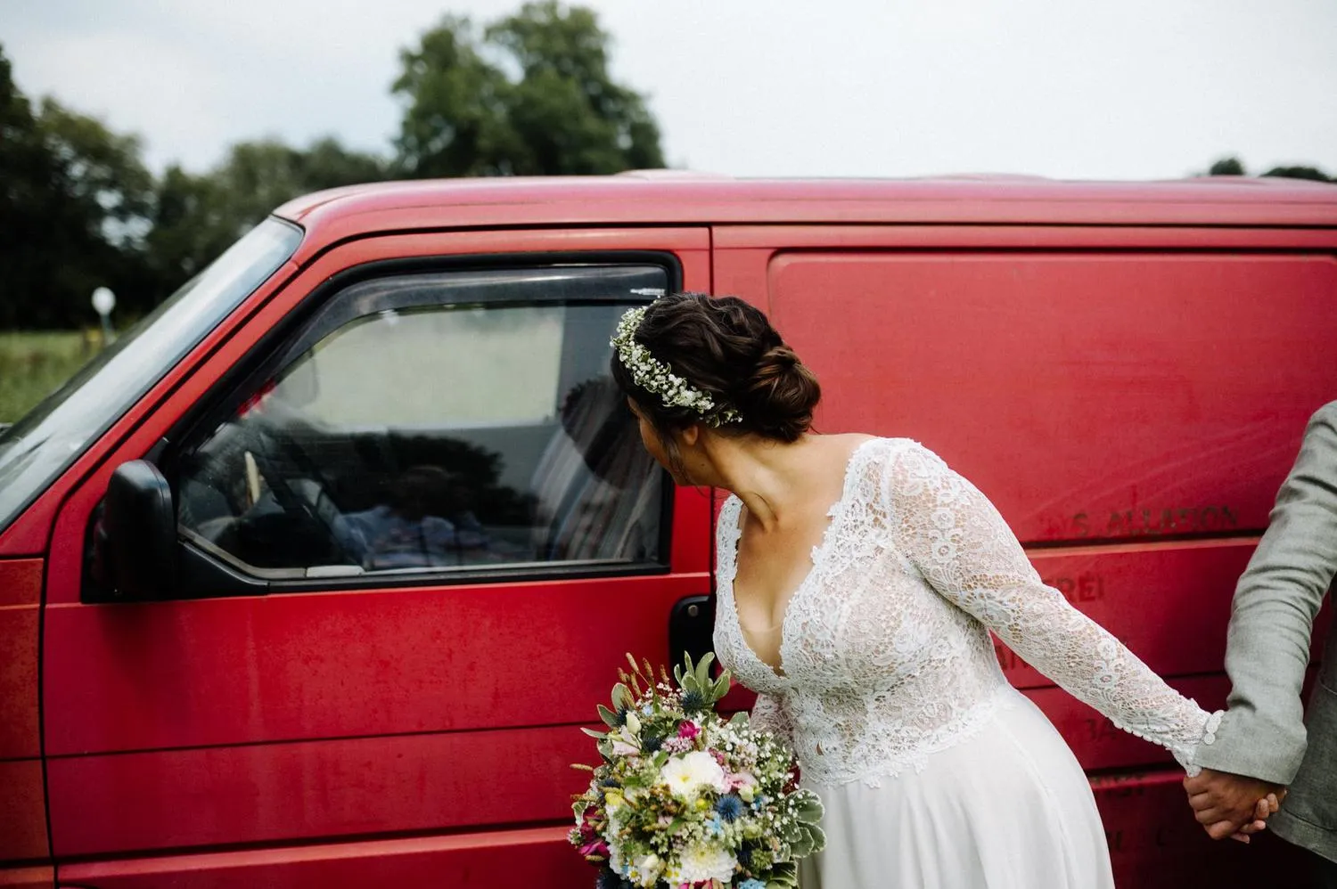 Braut vor dem Hochzeitsauto bei Gartenhochzeit