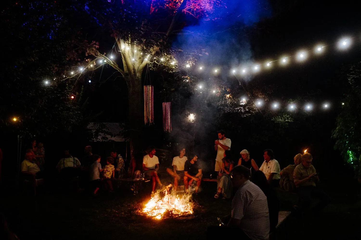 Lagerfeuer bei Gartenhochzeit