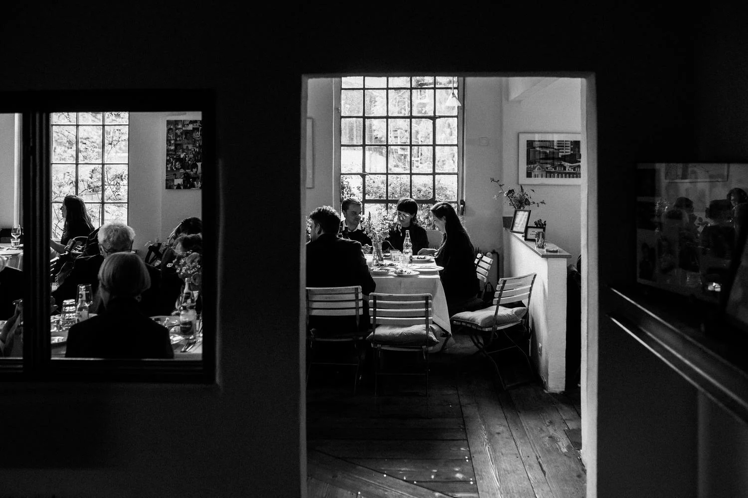 innenraum der goldenen nudel mit kunst und loft-atmosphäre