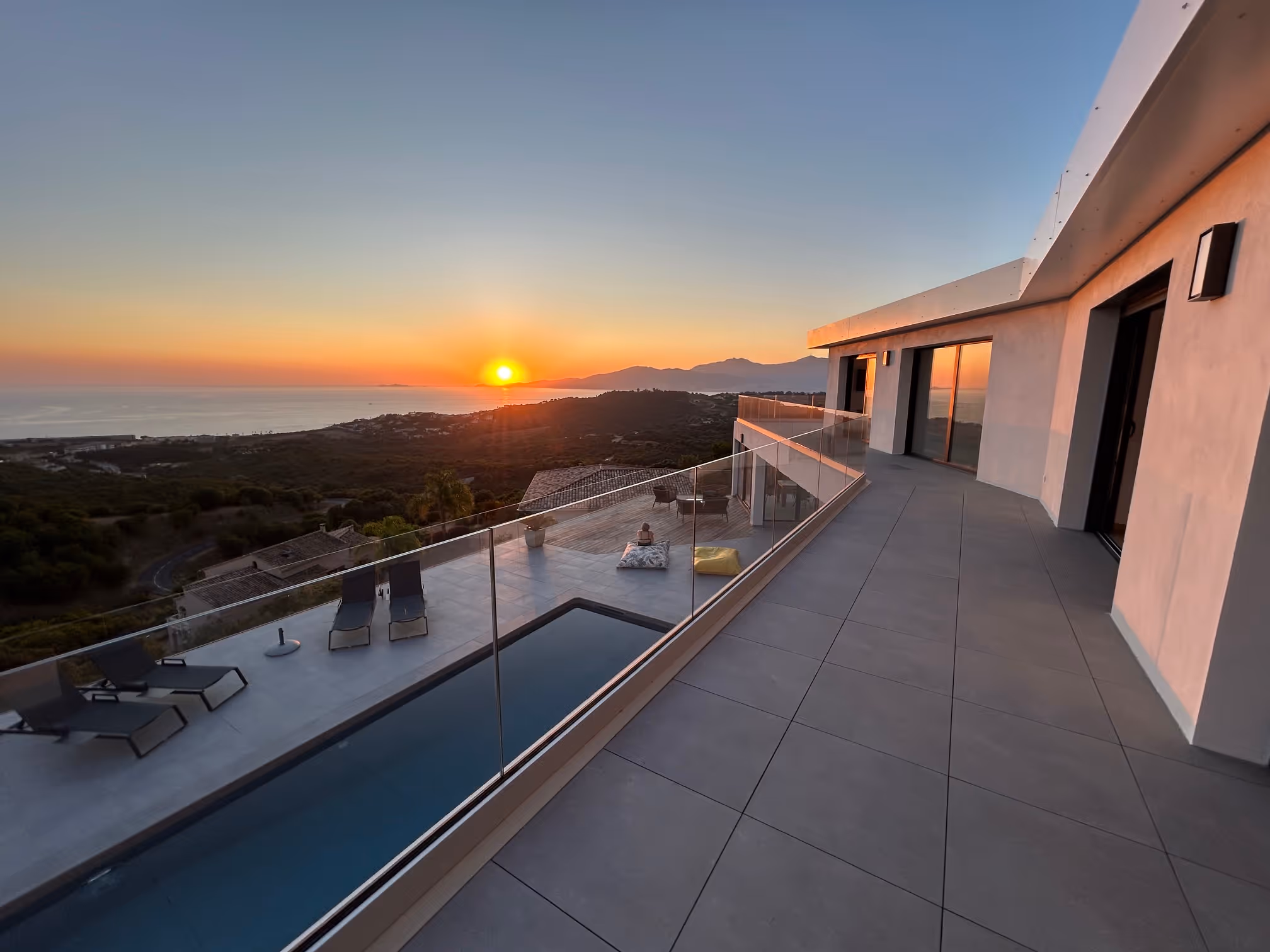 Coucher de soleil sur les îles Sanguinaires depuis terrasse étage Villa Lola, vue sur Ajaccio