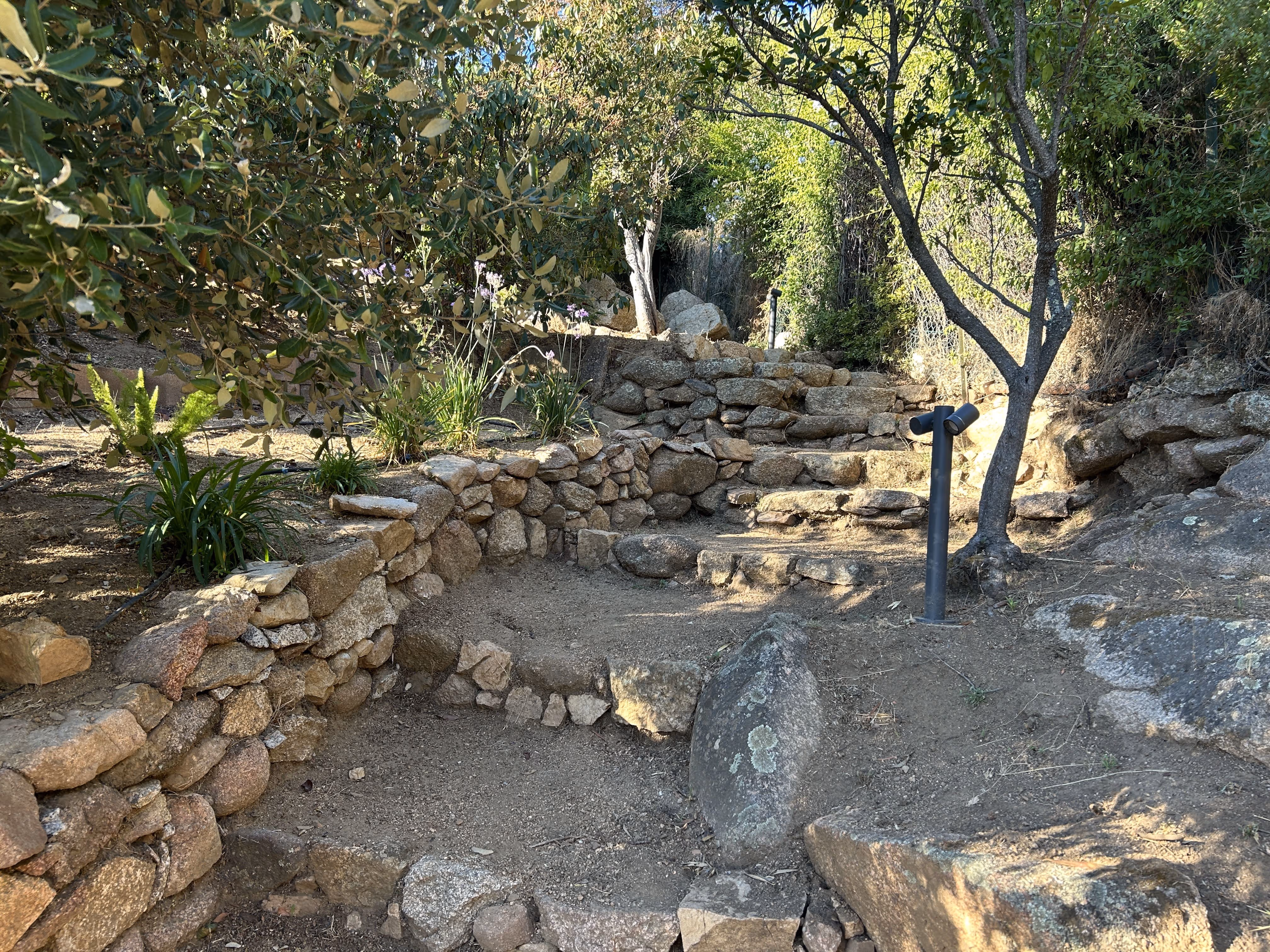 Escalier en pierre donnant sur maquis Villa Lola