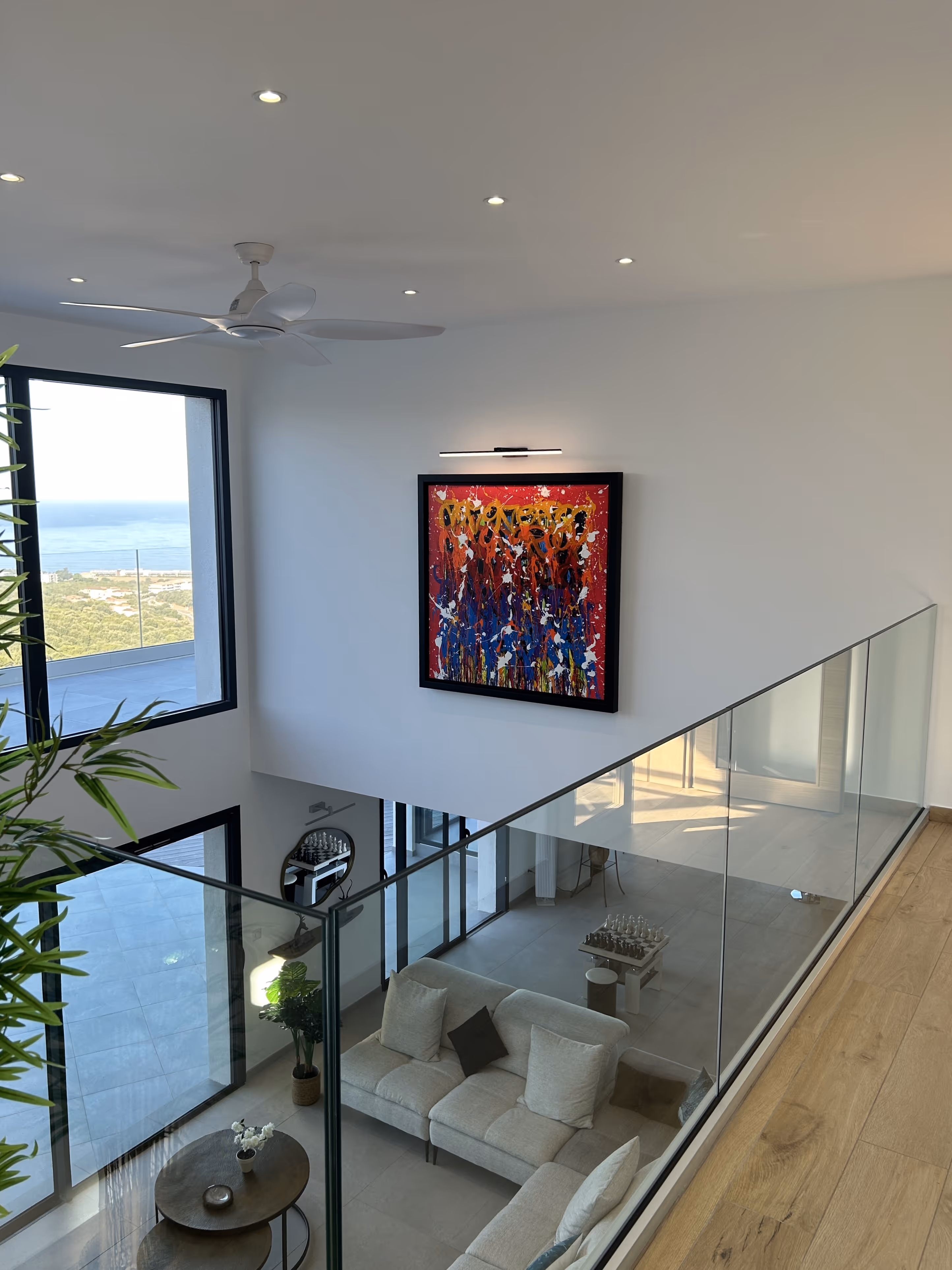 Mezzanine Villa Lola, vue plongeante sur salon et piscine, vue mer sur presqu'île d'Isolella