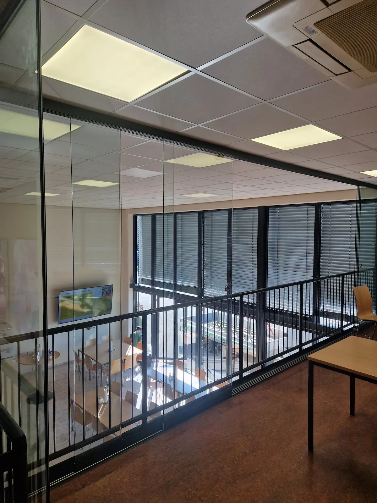 Glastrennwände als Raumteiler in einer Schule, Projekt von Glas Robert