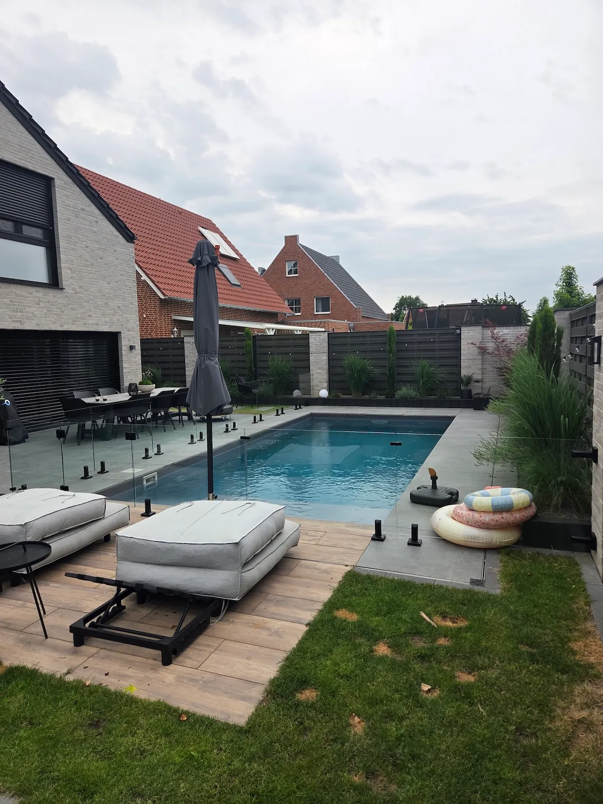 Rahmenlose Glasumrandung rund um den Pool