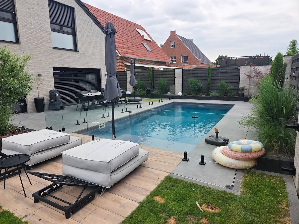 Detailansicht der Pool-Verglasung aus Sicherheitsglas