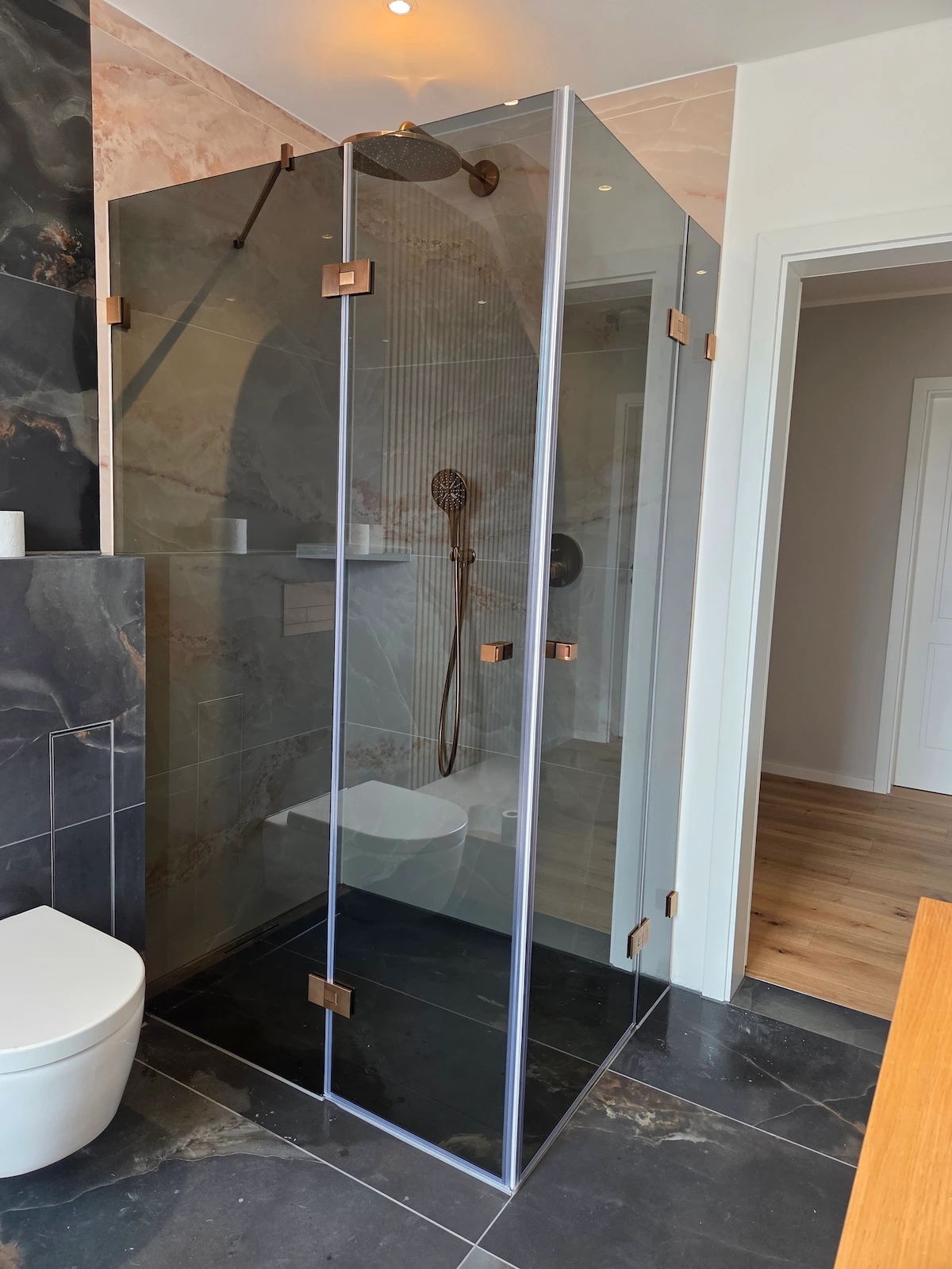 Rahmenlose Glasdusche nach Maß in einem modernen Badezimmer