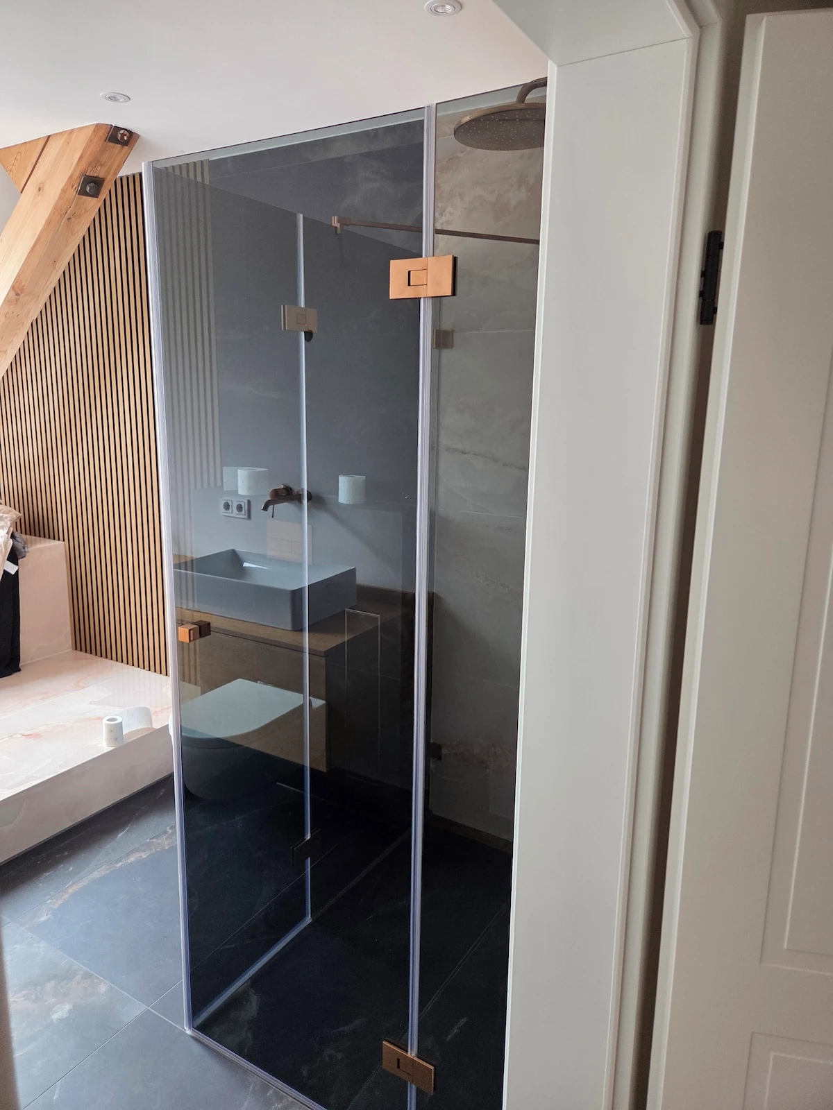 Begehbare Walk-In-Dusche aus Glas im modernen Bad