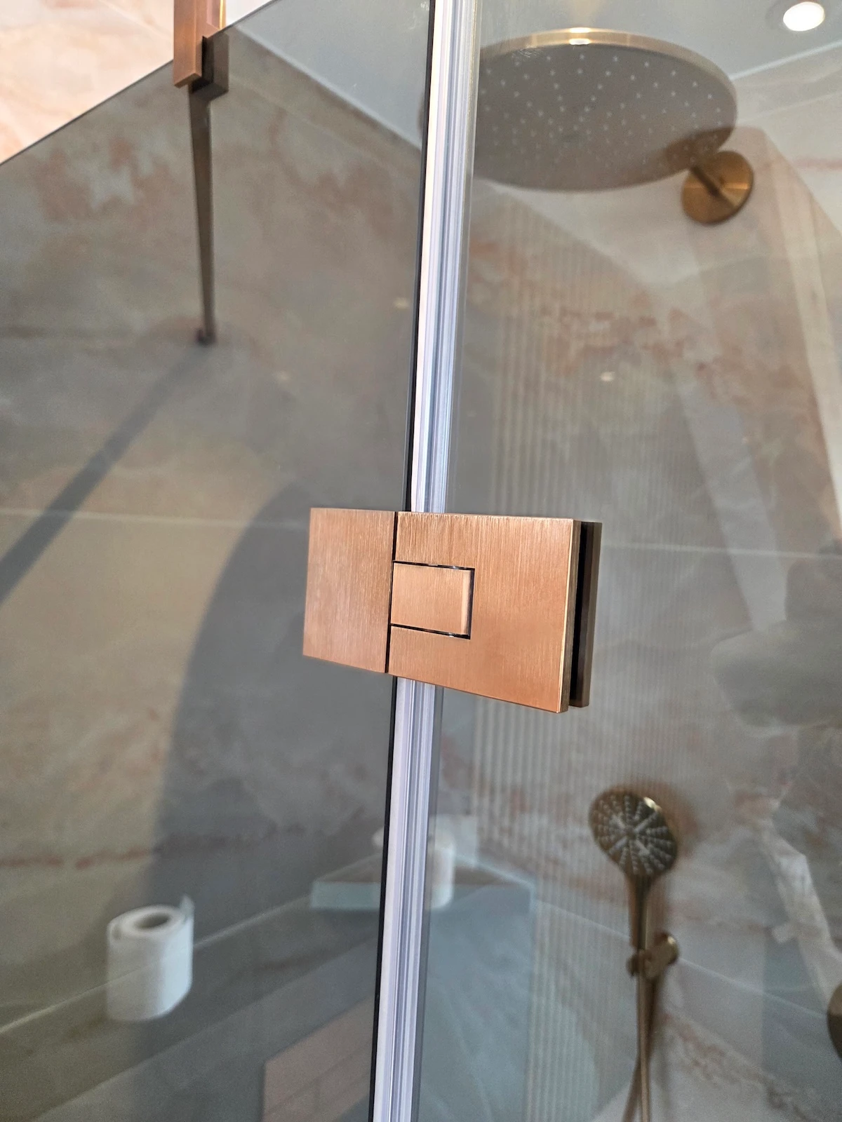 Detail der rahmenlosen Duschabtrennung aus Klarglas