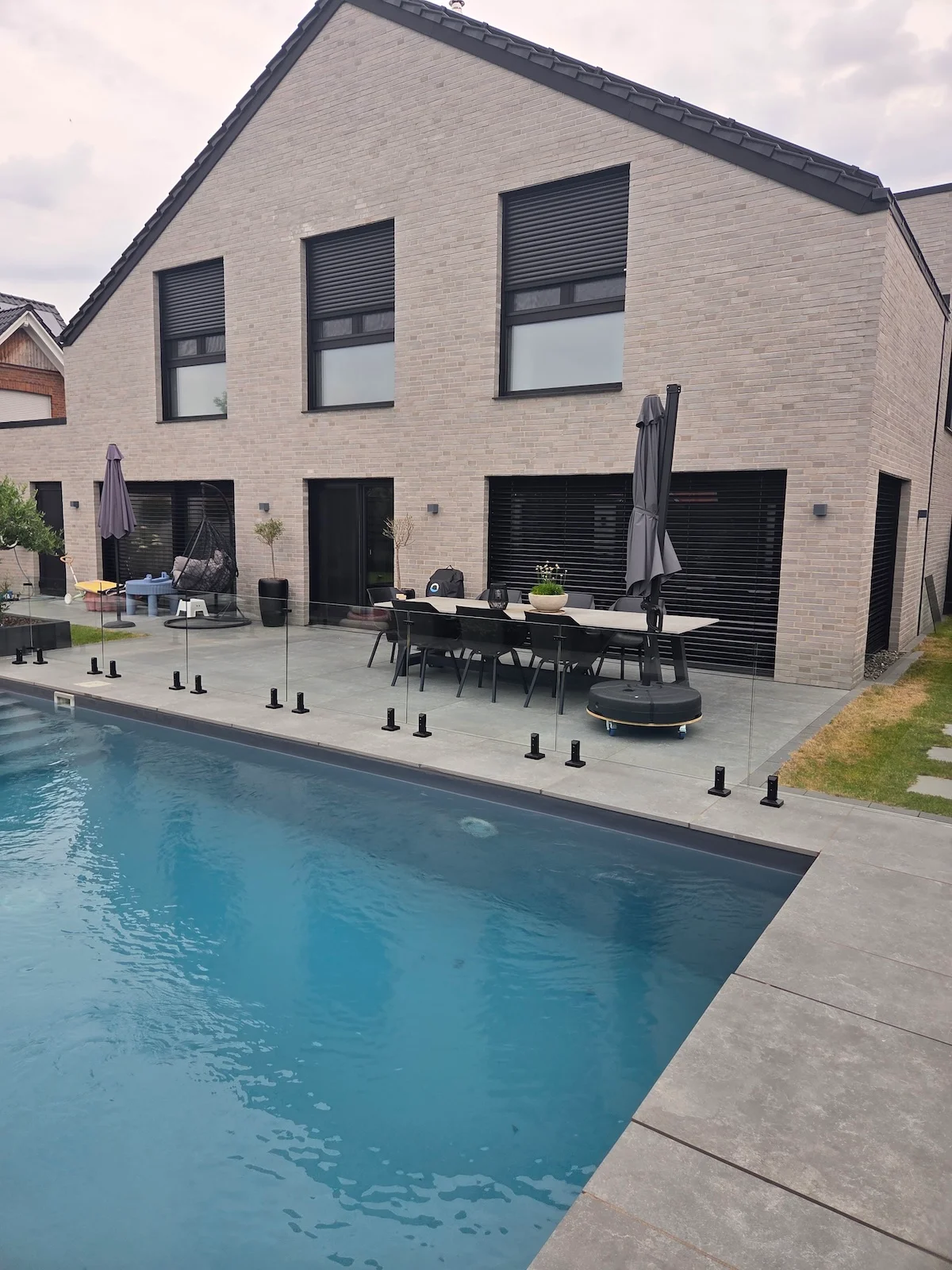 Fertige Pool-Umrandung aus Glas im Außenbereich