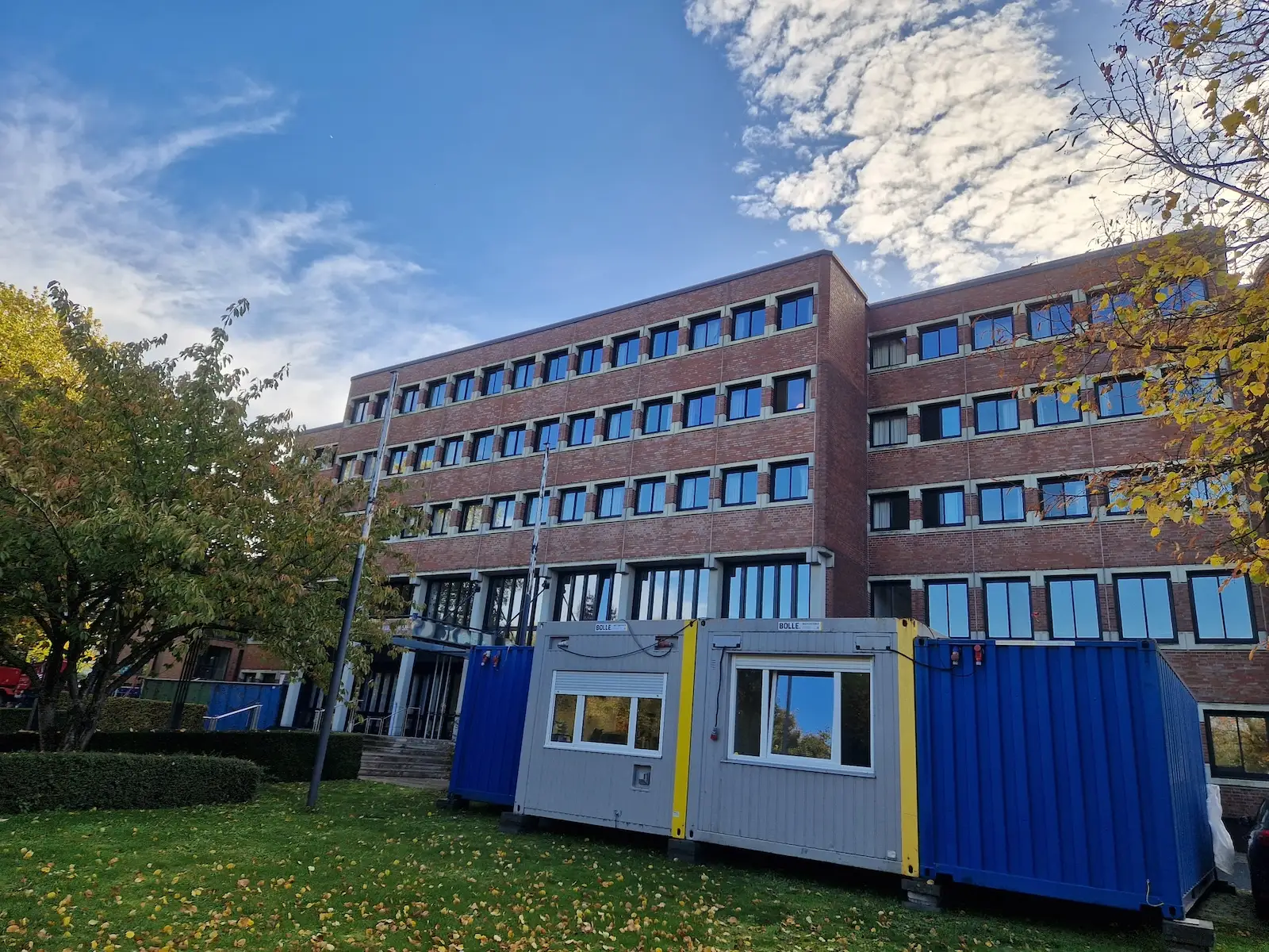 Modernisierte Fenster nach Austausch von 600 Isolierglas-Scheiben