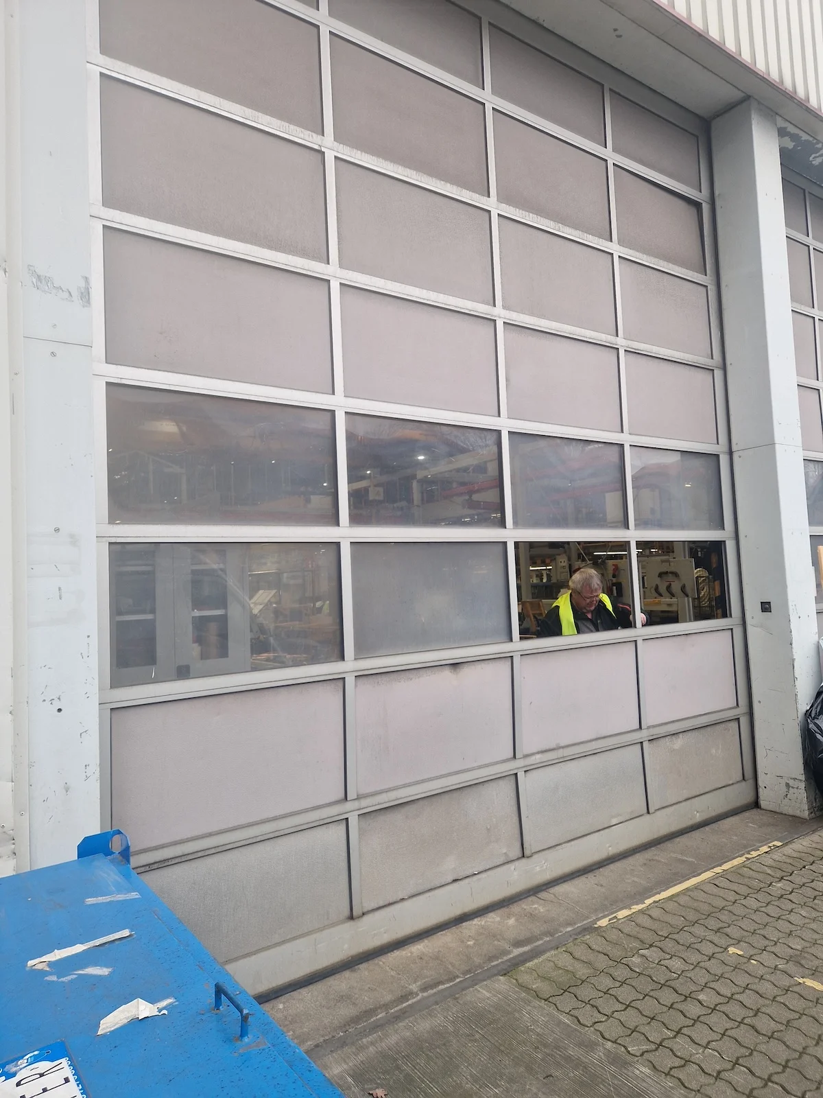 Glasfront in Pfosten-Riegel-Konstruktion einer Industriehalle