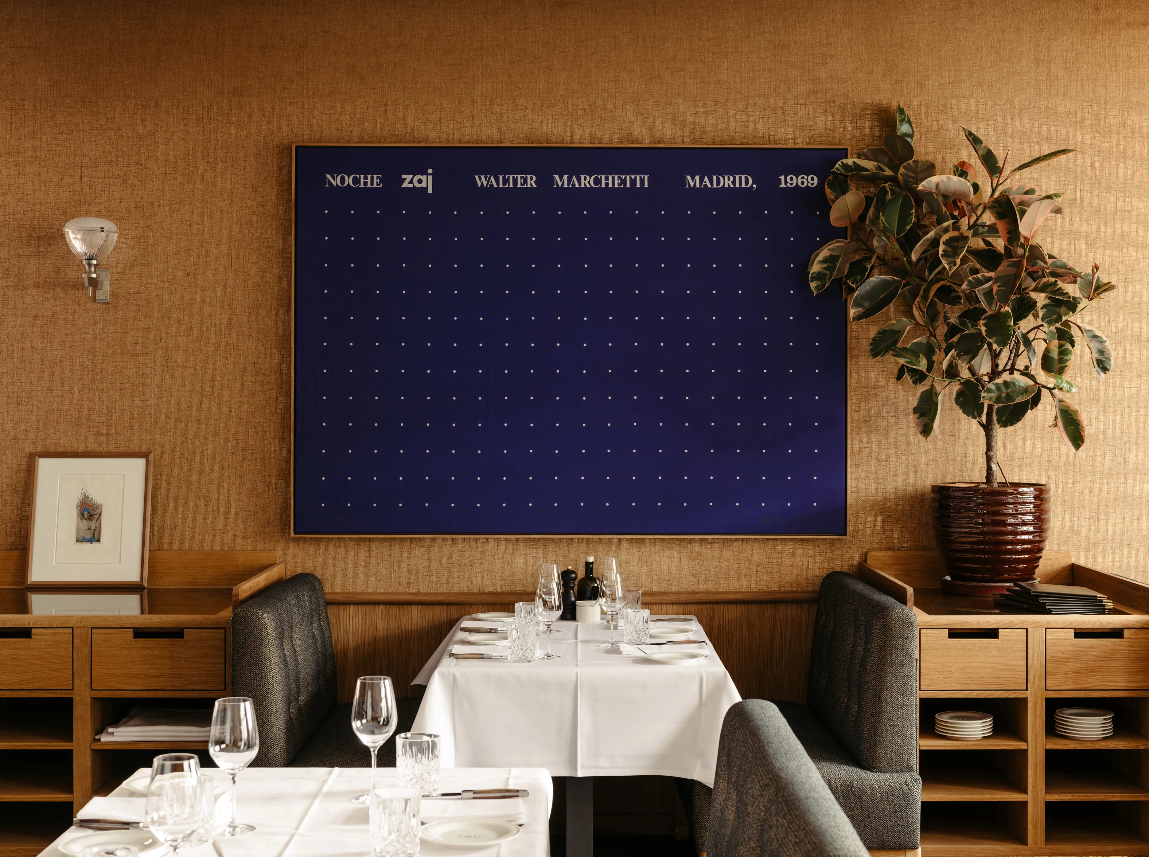 Restaurantraum des Le Petit Royal Frankfurt mit großformatigem ZAJ-Kunstwerk von Walter Marchetti