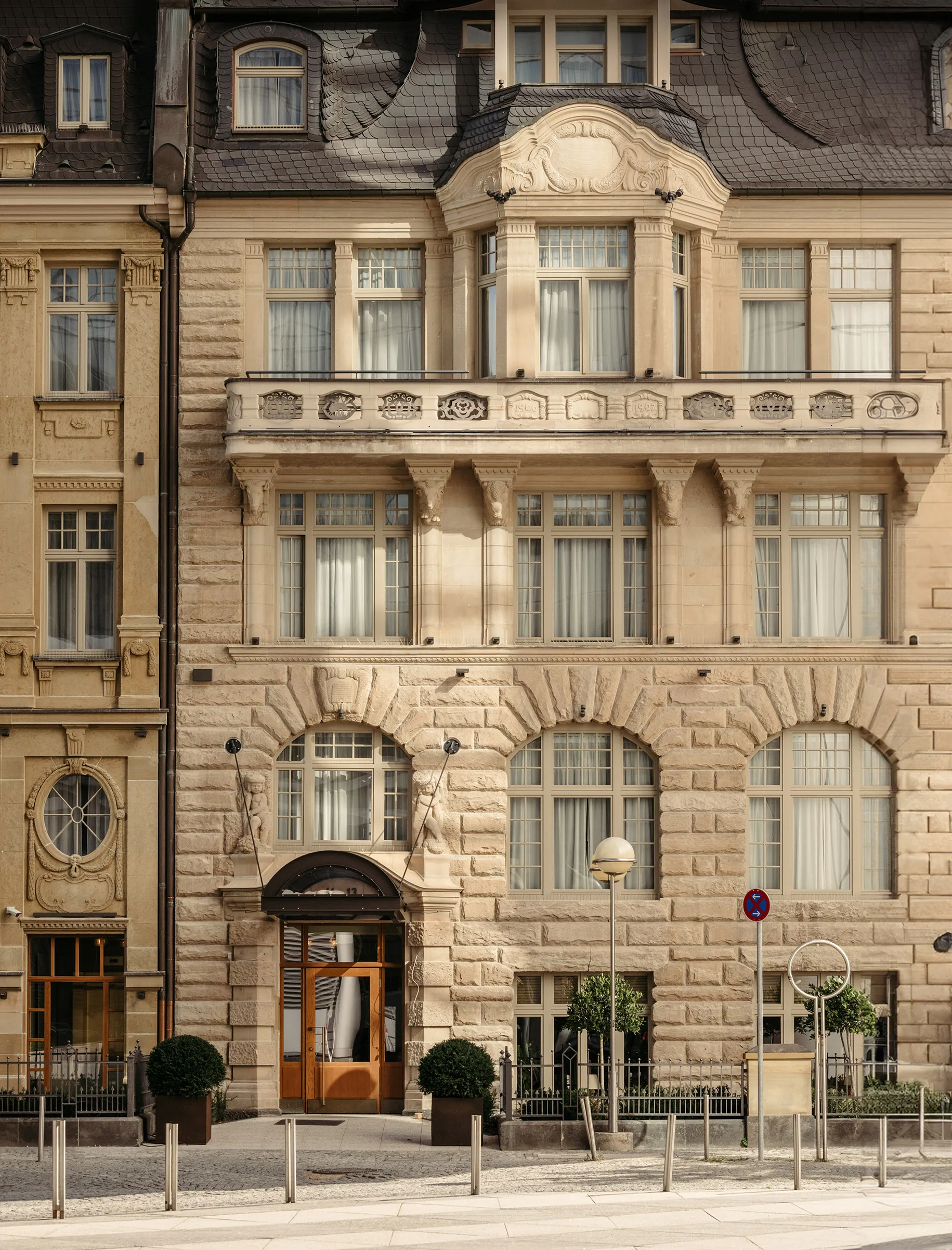 Historische Gründerzeitfassade des Le Petit Royal Frankfurt an der Neckarstraße